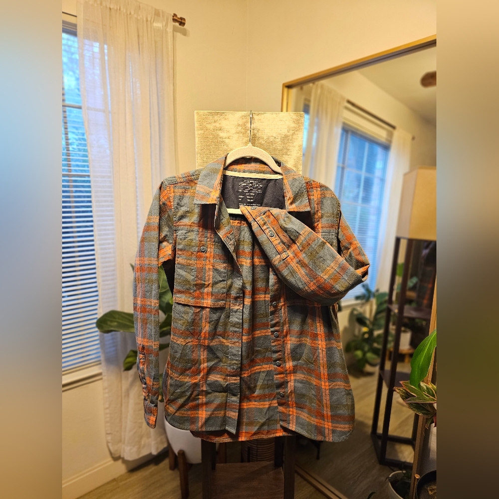 Women's flannel button up shirt